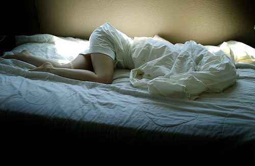 Озорная жена без одежды разлеглась на кровати